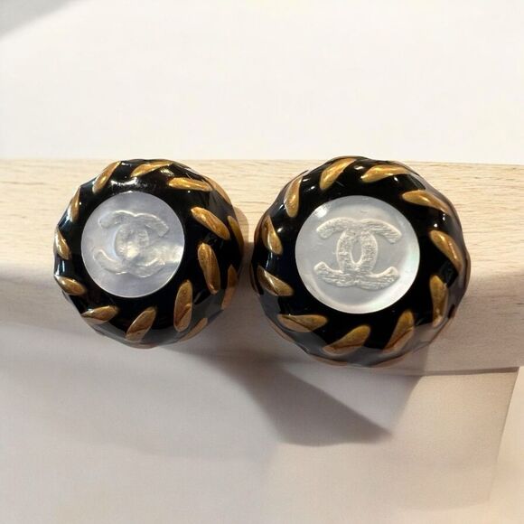 Pre-Owned
CHANEL Pre-Owned
1997 CC button clip-on earrings - Picture 2 of 5